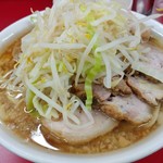 ラーメン二郎 - 着丼した、小豚ノーコール。