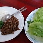 青龍 - ②牛肉の細切り炒め、白髪ネギとレタスを抱いて