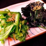 Okinawa Izakaya Paradaisu - さっぱりと自家製シマナーの浅漬けとハンダマのおひたし(๑˃̵ᴗ˂̵)
      シマナーは沖縄のからし菜♪空芯菜のようにシャキシャキで美味◎
      ハンダマは古くから栽培されている伝統野菜。不老不死の薬とも呼ばれるほど栄養豊富です◎
      箸休めのおつまみにどうぞ！！