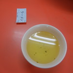 元祖長浜屋 - 薬缶のお茶はセルフで。入口横にお冷もあります