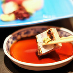 Nihonryouri tokufukushima - こちらの炙りはハラミ
      程よく脂が焼かれ香ばしさがプラス。
      サクっと食感も楽しめました♪
      