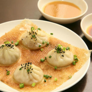“Yaki Xiaolongbao with Wings” is irresistible with its fragrant wings and overflowing meat juices.