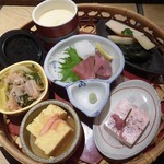 Washoku Nabedokoro Sushi Han - 季節の昼膳１６１８円