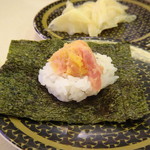 はま寿司 - ◆とろたくつつみ（90円＋税）・・これも2皿だったような。 回転寿司で「とろたく」が出されるのに驚きましたが、チビたちが好むのにもビックリ。