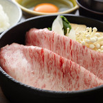 Tsukiji Sukiyaki No Wakamatsu - 松阪牛の舌さわりが良くとろけるような食感をお楽しみくださいませ。