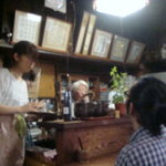 武蔵屋 - 白髪の女将さんを若いスタッフが支えているのが嬉しい