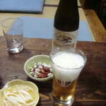 ビールの小瓶にはピーナツが付く