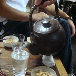 燗酒は土瓶から勢い良く注いでくれます