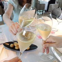 ベージュ アラン・デュカス 東京 - シャンパンで乾杯