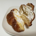 ル・プチメック - 表面はサクサク、バターがリッチなクロワッサンに、ミルキーなホイップとバニラの香る濃厚カスタード