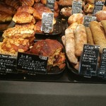 ル・プチメック - どっしりはみ出すアーモンドクリームがたまらない、クロワッサン・ダマンドほか