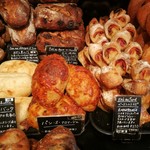 ル・プチメック - 香ばしい焼き色がたまらないフロマージュやベーコンエピ、無花果とチョコや柚子と栗など魅力的な組み合わせも