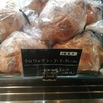 ル・プチメック - 冷蔵ショーケースには、人気のクロワッサン・ア・ラ・クレームがどっさりと
