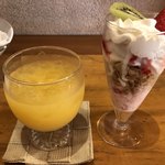 ランチ＆バー 花菜 - ランチセットのオレンジジュース、クーポンで無料のミニパフェ(フルーツ)