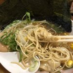 中華そば 麺や食堂 本店 - 麺は細麺、写真は手ブレ