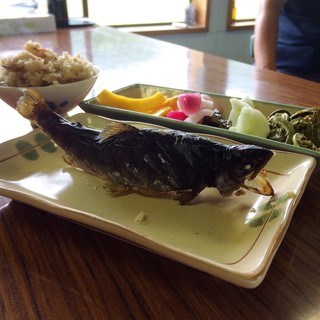 骨まで堪能できるイワナの塩焼き By おこめ市民 峠のイワナ屋 一関市その他 郷土料理 その他 食べログ