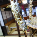 民宿ふじや - 骨酒のために囲炉裏端で燻されるイワナ。
