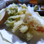 民宿ふじや - 山菜天ぷら。全部地物。