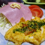 民宿ふじや - スクランブルエッグ、ハム、たっぷり生野菜。