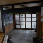 民宿ふじや - 玄関。120年家屋の貫禄です。