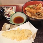 華屋与兵衛　 - 海老天丼(990円)と単品穴子天（190円）
