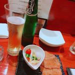 和創グリル てっぺん - カールスバーグとお通しのピクルス、焼きチーズ