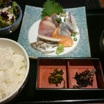 おいしい寿司と活魚料理 魚の飯 - 刺身定食。