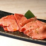 上野 和牛焼肉 USHIHACHI 極 - 