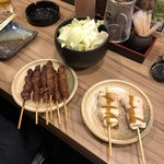 博多かわ屋 - かわやき  しぎ焼きにお通しキャベツ