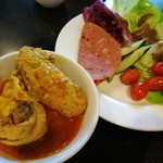 Sarkies - ゴロリと骨付きの柔らかなチキンカレー、ドレッシングも4種から選べるサラダ