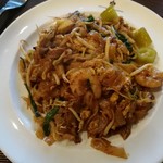 Sarkies - もちもちの平打ち米麺と、海老や炒り卵、ニラ、もやしなど具沢山のチャークイティオ