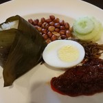 Sarkies - ココナッツミルクで炊いたライスにゆで卵やピーナッツ、イカンビリス（カリカリ食感の小魚）、サンバルソースが合う「ナシレマ」