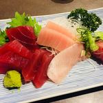 まぐろ丼　加一 - 旬の刺身の盛り合わせ…1250円／625円（加一の日価格）