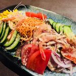 まぐろ丼　加一 - まぐろと10種の野菜サラダ…800円