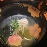 まる富 - 鯛潮椀（鯛真丈、ワカメ、フキ、桜麩、新芽）