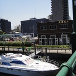 キャプテンズワーフ - 目の前にはお船が止まっています