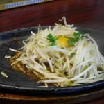 ラーメン番長銀次郎 - もやし銀鉄板卵付き