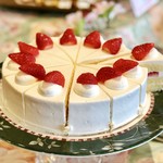 ミラノ・サローネ - ショートケーキ＠大きなカット。ふんわりジェノワーズの間にいちご。優等生ショートケーキ