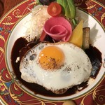 新洋食 KAZU - 「ハンバーグプレート」+目玉焼きトッピング。
