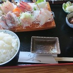 お刺身が６種類(石なぎ・いなだ・いか・あじ・ヒラメ・ウマズラハギの肝あえ)に副菜２種類です❗