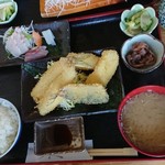ミックスフライランチ(あじ・ヒラメ・いか・かます)に刺身もついています！(⌒‐⌒)