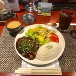 酒場食堂とんてき - トンテキランチ900円(税込)にはライス、味噌汁、アイスコーヒーが付きます