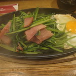 焼き鳥　駅 矢口渡店 - 湯気がモーモーとかっこいいポパイ炒め