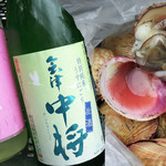ZO - 殻トリ貝平成30年4月１４日　土曜日
      
      ゆでたトリ貝は硬くて嫌いという方もいらっしゃいますが
      生のトリ貝は柔らかくて甘くて旨いですよ＾＾
      あえて殻に入ったのを買ってきます。（旨さを逃がさないためです）
      
      
      併せる口開けの酒は
      　
      会津中将　特別純米　うすにごり　生酒　福島県
      
      東力士　純米吟醸　極雫うららか　袋吊りうすにごり　無濾過生原酒　栃木県