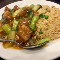 梅蘭 御茶ノ水ワテラス店 - 牛バラ肉かけチャーハン980円