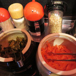 らーめん 鷹味屋 - 『博多家系豚骨』を謳うだけに、卓上には紅ショウガと辛子高菜があります。