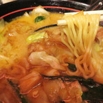 らーめん 鷹味屋 - 縮れ中太麺です。