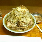 ラーメン富士丸 - 豚入り＋トッピング　野菜、にんにく、あぶら、生姜タレ