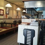 赤龍園 - 座敷と手前がテーブル席