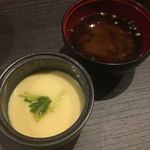 赤坂 すし 秀 - ミニバラちらしと握り５貫セットの赤出汁と茶碗蒸し